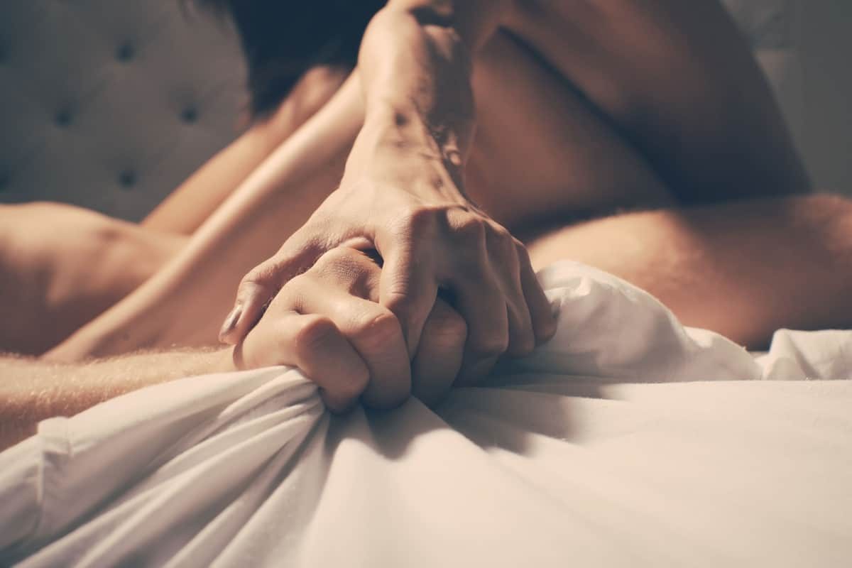 couple-holding-hand-tight-1536x1024